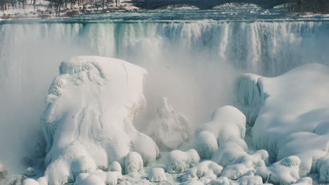 Winter-At-Niagara-Falls-Frozen-With-Ice-And-Snow-22