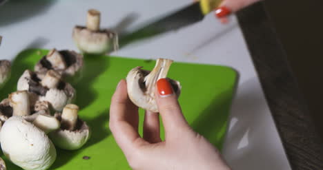 Pilze-Putzen-Mit-Küchenmesser-6
