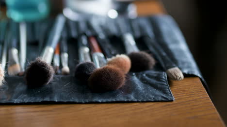 Brush-Set-For-Make-Up-On-Table-1
