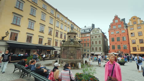 The-Square-Of-The-Old-City-In-The-Center-Of-Gamla-Stan-Many-Tourists-Rest-Here-And-Admire-The-Beauti