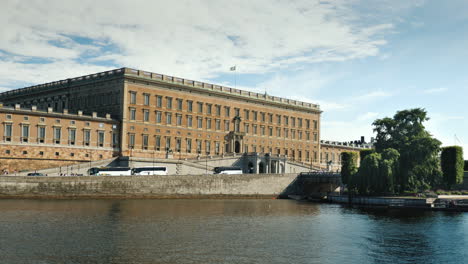 El-Palacio-Real-De-Estocolmo,-Un-Claro-Día-De-Verano,-Hay-Varios-Autobuses-Turísticos-Estacionados-Cerca