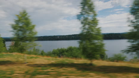 Viajar-A-Lo-Largo-De-Un-Camino-Escénico-A-Lo-Largo-De-Un-Lago-En-Suecia-4k-Video