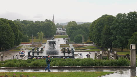 Sculpture-Park-Gustav-Vigeland-Rainy-Weather-A-Lot-Of-Tourists-Walk-Under-The-Umbrellas-In-The-Park
