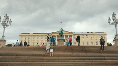 Magnificent-Building-Of-The-Royal-Palace-In-Oslo-Tourists-Are-Walking-Nearby