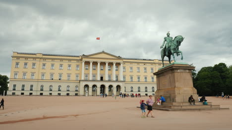 Prächtiges-Gebäude-Des-Königlichen-Palastes-In-Oslo-Touristen-Laufen-In-Der-Nähe
