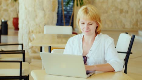 Attractive-Woman-Tourist-Enjoying-The-Laptop-In-The-Hotel-Lobby