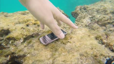 The-Smartphone-Is-Drowning-In-The-Sea-Water-Around-The-Swimming-Fish-Freedom-From-Technology