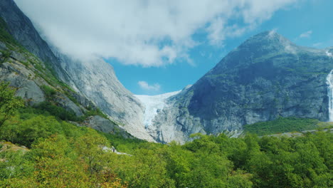 Schöner-Wasserfall-Aus-Dem-Wasser-Des-Gletschers-Im-Hintergrund-Der-Berg-Mit-Eis-Oben-Ist
