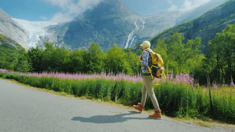 Die-Unglaublich-Schöne-Natur-Norwegens---Eine-Frau-Mit-Einem-Rucksack,-Die-Einen-Weg-Gegen-Die