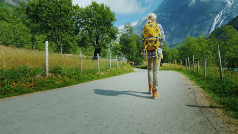 Die-Unglaublich-Schöne-Natur-Norwegens---Eine-Frau-Mit-Einem-Rucksack,-Die-Einen-Weg-Gegen-Die