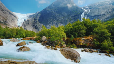 Briksdal-Gletscher-Mit-Einem-Bergfluss-Im-Vordergrund-Die-Erstaunliche-Natur-Norwegens-4k-10-Bit-Video