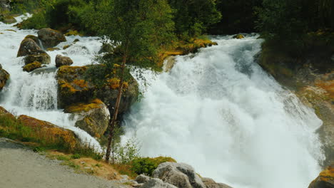 Wasser-Des-Wasserfalls-Am-Fuß-Der-Brücke-In-Der-Ferne-Schmelzwasser-Von-Den-Gletschern-In-T