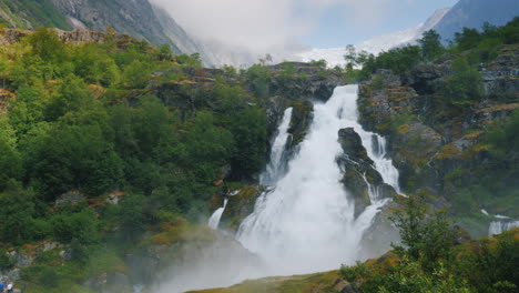 Schöner-Wasserfall-Aus-Dem-Wasser-Des-Gletschers-Im-Hintergrund-Der-Berg-Mit-Eis-Oben-Ist