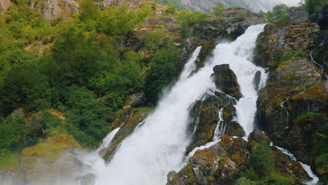 Schöner-Wasserfall-Aus-Dem-Wasser-Des-Gletschers-Die-Natur-Von-Norwegen-Und-Skandinavien
