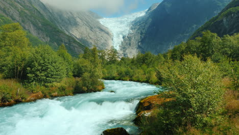 Bergfluss-Und-Brixdal-Gletscher-Im-Hintergrund-Die-Unglaublichen-Landschaften-Norwegens