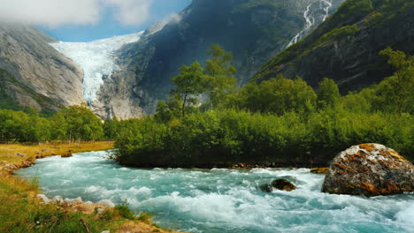 Klares-Wasser-In-Einem-Gebirgsbach-Vor-Dem-Hintergrund-Eines-Gletschers-In-Den-Bergen-Briksdal-Glaci