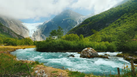 Briksdal-Gletscher-Mit-Einem-Gebirgsfluss-Im-Vordergrund