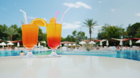 Helle-Impressionen-Vom-Strandurlaub-In-Der-Nähe-Des-Pools-Zwei-Gläser-Bunte-Alkoholische-Cocktails-Auf