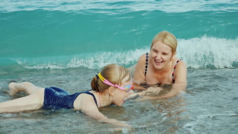 Mom-And-Daughter-Are-Having-Fun-In-Surf-Waves-On-The-Sea-Happy-Moments-With-Niños-Slow-Motion-Vid
