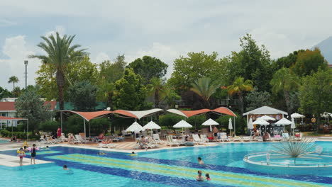Großes-Schwimmbad-Und-Freizeitinfrastruktur-In-Einem-Türkischen-Hotel