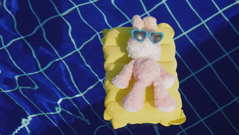 Hare-Hipster-Is-Resting-In-The-Resort-Floats-On-An-Inflatable-Mattress-On-It-Sunglasses-4k-Video
