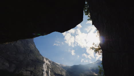 Ein-Blick-Auf-Die-Hohen-Berge-Mit-Einem-Wasserfall,-Der-Von-Oben-Fließt-Die-Natur-Von-Norwegen-Und-Skandinavien