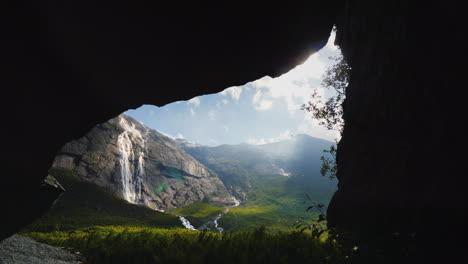 Ein-Wunderschönes-Tal,-Umgeben-Von-Felsen-Und-Einem-Wasserfall-Von-Oben-Blick-Durch-Den-Felsbogen