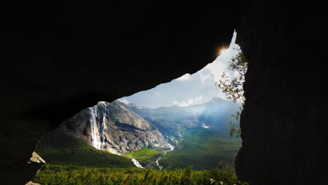Erstaunliches-Tal-Umgeben-Von-Bergen-Und-Wasserfällen-In-Der-Nähe-Des-Briksdal-gletschers-Keine-Menschen-Im-Fra