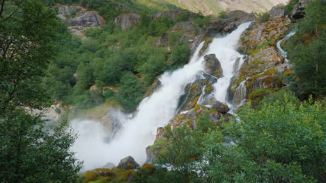 Schöner-Wasserfall-Aus-Dem-Schmelzwasser-Des-Brixdal-Gletschers-In-Norwegen-Draufsicht-4k-Video