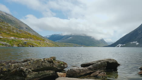 Vista-De-Un-Pintoresco-Lago-A-Gran-Altitud-En-Noruega-Video-4k