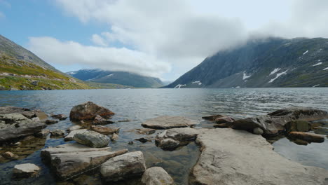 Vista-De-Un-Pintoresco-Lago-A-Gran-Altitud-En-Noruega-Video-4k