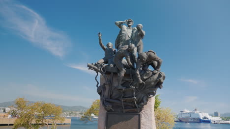 Denkmal-Für-Heldenhafte-Seefahrer-Auf-Der-Museumsinsel