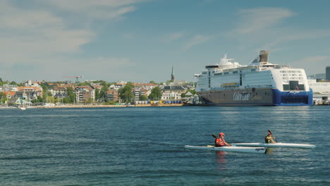 A-Pair-Of-Rowers-Swim-In-A-Kayak-Against-The-Background-Of-The-Oslo-City-Line