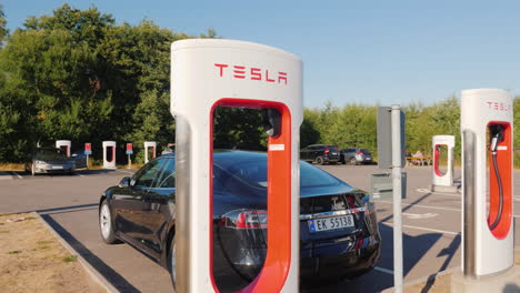 Markenladestation-Für-Elektrofahrzeuge-Tesla