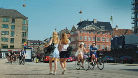 Eine-Belebte-Straße-Im-Zentralen-Teil-Von-Kopenhagen-Entlang-Eines-Radwegs-Eine-Gruppe-Von-Radfahrern-Fährt-Wal