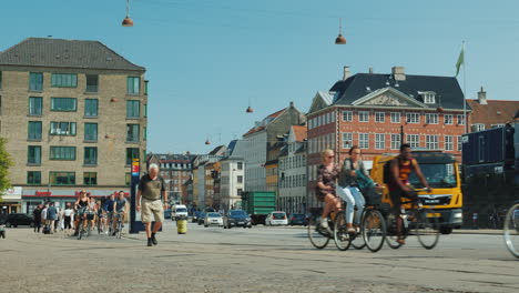 Una-Calle-Animada-En-La-Parte-Central-De-Copenhague-A-Lo-Largo-De-Un-Sendero-Para-Bicicletas.
