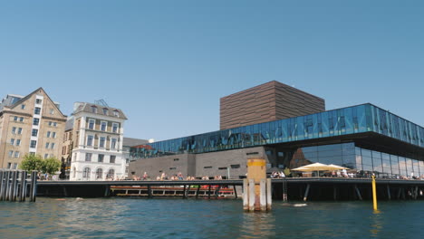 Blick-Auf-Eines-Der-Modernen-Theater-Der-Stadt-Von-Der-Ausflugsschifffahrt-Durch-Die-Kanäle-Von-Kopenhagen
