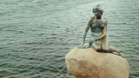 Copenhagen's-Famous-Landmark---The-Little-Mermaid-Statue-On-A-Rainy-Cloudy-Day