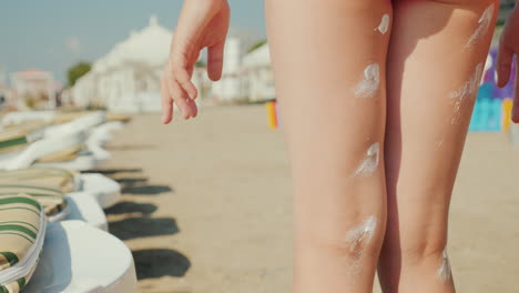 Apply-Sunscreen-To-The-Baby's-Light-Legs-Solar-Radiation-Protection