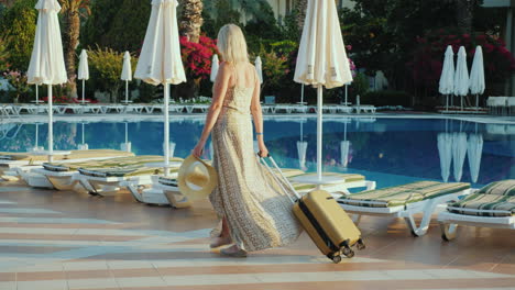 Eine-Frau-Mit-Reisetasche-Macht-Sich-Im-Hotel-Resort-Für-Einen-Urlaub-Am-Pool-Nieder