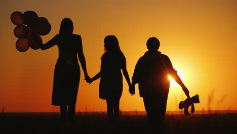 Mother-Daughter-And-Grandmother-Together-Admire-The-Sunset-Active-Seniors-Concept