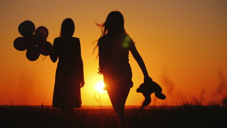 Carefree-Child-With-A-Toy-In-Hand-Runs-To-Mom-At-Sunset