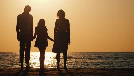 A-Young-Family-With-A-Niño-Cuddles-And-Looks-Forward-To-The-Sunset-Over-The-Sea-Good-Time-Together