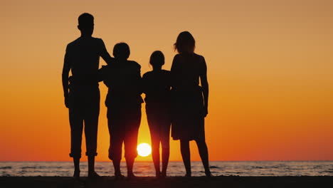 Feliz-Familia-Multigeneracional-Disfrutando-Del-Atardecer-Sobre-El-Mar