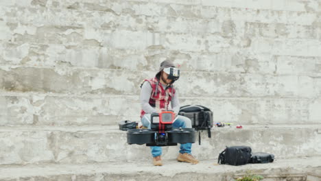 Ein-Mann-Steuert-Eine-Drohne-In-Einem-Helm-Mit-Einem-Videobildschirm-Ego-Sportpiloten