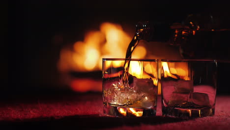 Whisky-Wird-In-Ein-Glas-Mit-Eis-Auf-Dem-Hintergrund-Des-Kamins-Gegossen