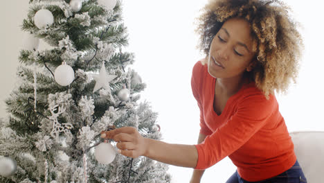 Bastante-Joven-Mujer-Decorando-Un-árbol-De-Navidad