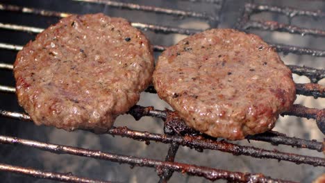 Leckeres-Zwei-Hamburger-Fleisch-Braten-Auf-Rauchen-Heißem-Grill-slow-motion-video