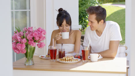 Couple-having-breakfast-at-outdoor-table
