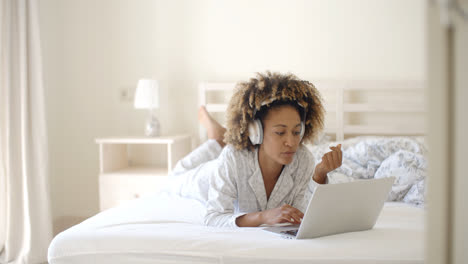 Woman-Using-Her-Laptop-In-Bed